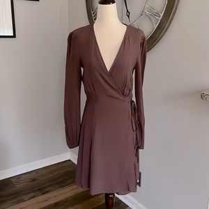 *NWT* G F Collections boutique flirty wrap dress, Size S color: Marron  Purple.
